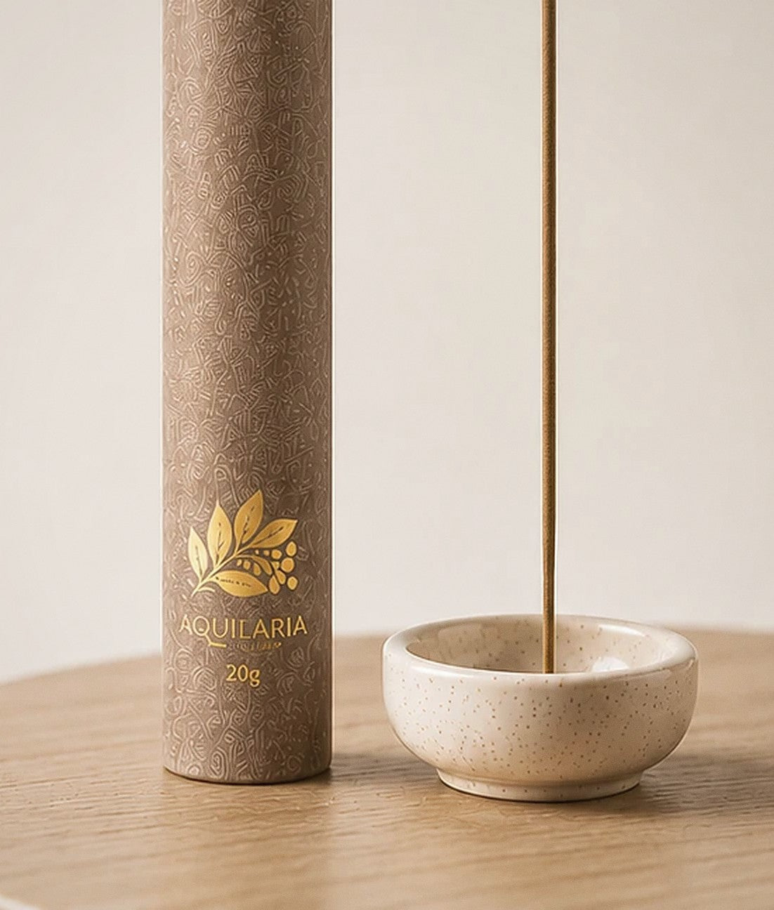 沉香線香筒與陶瓷香座 Agarwood incense tube beside a ceramic holder