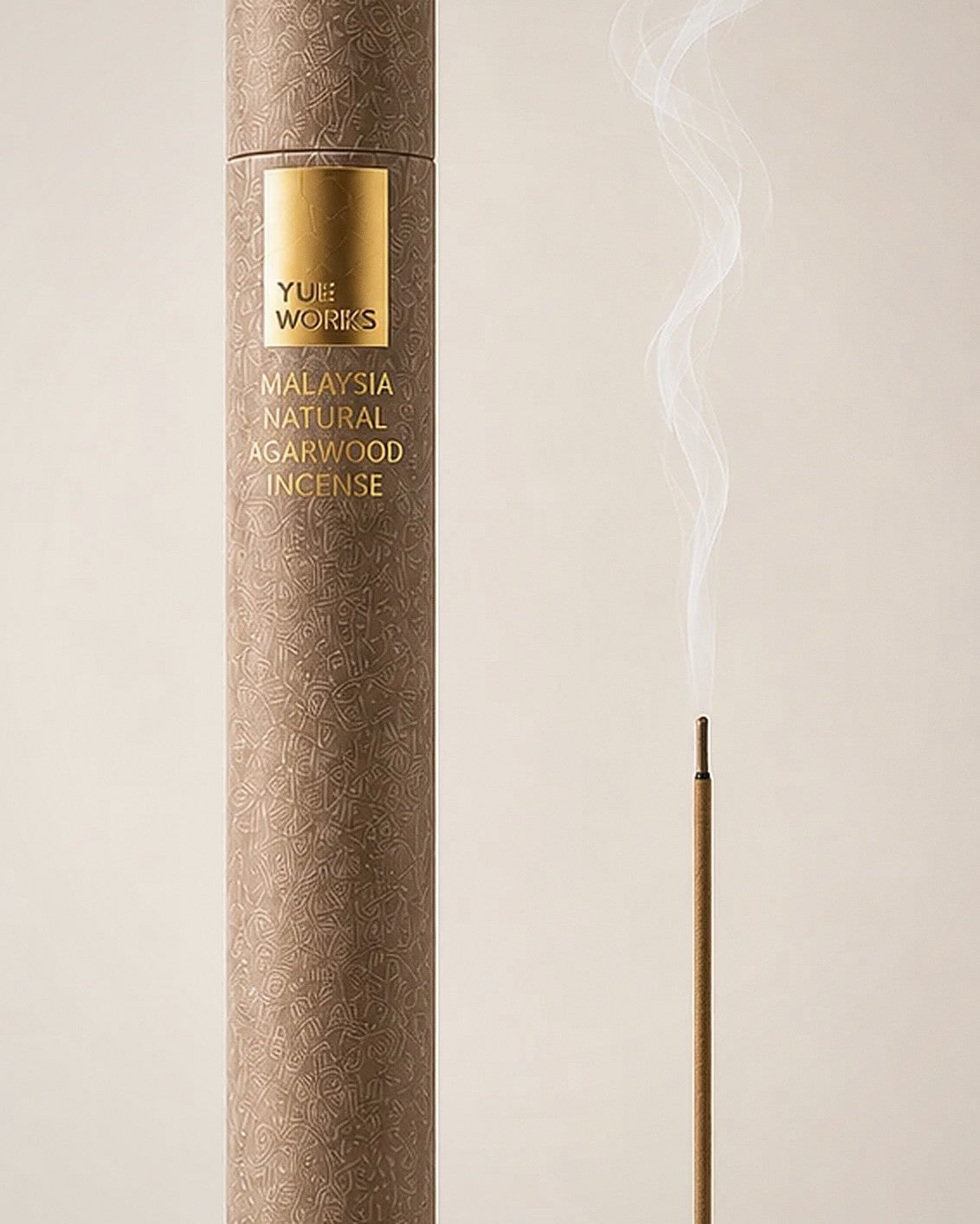沉香線香筒裝與一縷輕煙 Agarwood incense tube with a stick burning